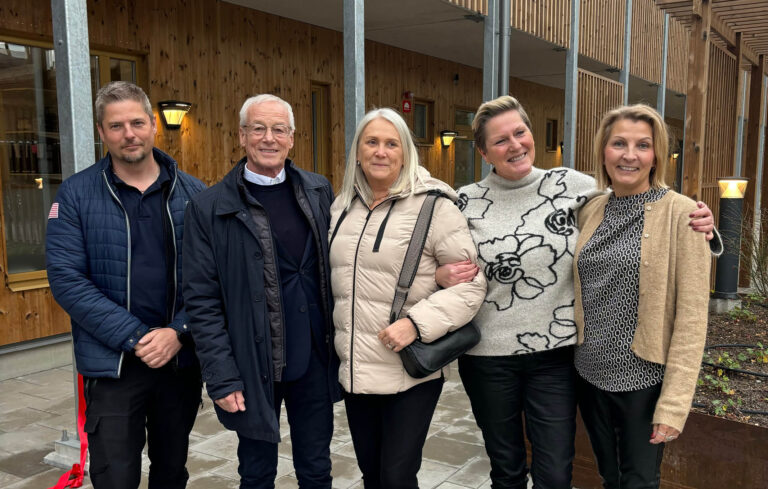 Niklas Nybro, Thord Modin, Tarja Bergqvist, Carina Lundstedt och Pirjo Räisänen står och poserar framför en träbyggnad.